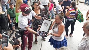 Yajaira recibe una placa especial de YouTube