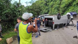 Vuelca microbús escolar con varios niños a bordo en zona de Los Chorros