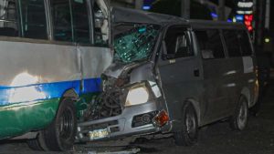 Accidente entre microbuses dejó un lesionado sobre la Troncal del Norte