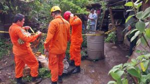 Adulto mayor muere al caer a pozo que recién había construido en Izalco