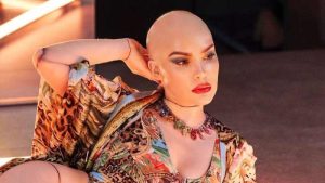 ¿Cerrando ciclos? Belinda reaparece con la cabeza rapada
