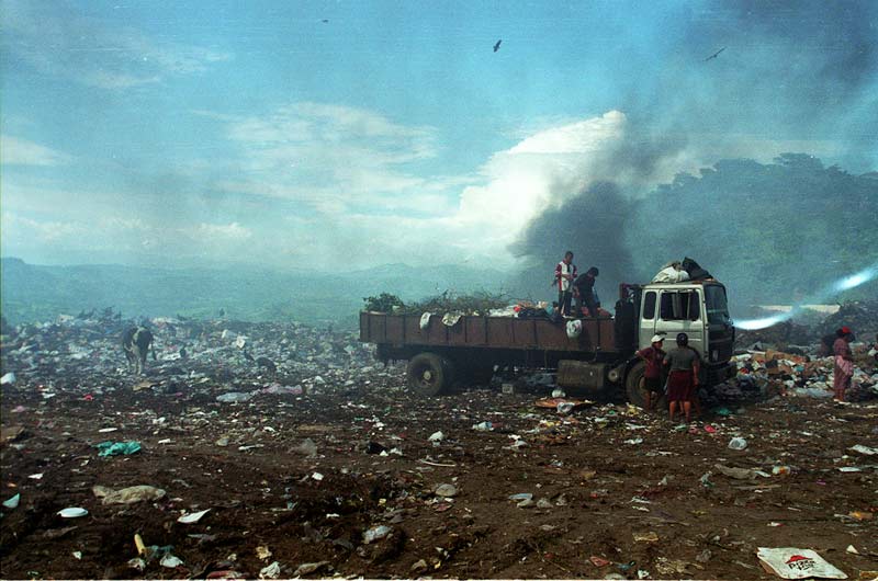 Comunidades aledañas y organizaciones civiles denunciaron que el botadero a cielo abierto en Cutumay Camones, Santa Ana, contaminaba los mantos acuíferos. Foto Antolín Escobar