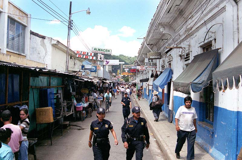 Calle céntrica de Santa Ana durante un operativo policial en búsqueda de ilícitos en 1999. Foto Antolín Escobar