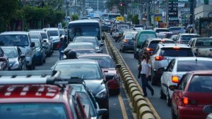 Cárcava producida por daño de tubería provoca colapso de tráfico en la Escalón