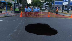 Precaución: Paso restringido sobre Paseo General Escalón y 79 Avenida Norte por formación de cárcava