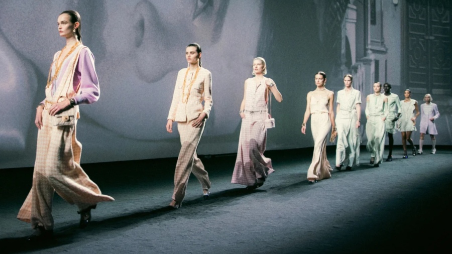 Héctor Bellerín se estrena como modelo en la semana de la moda de Parí