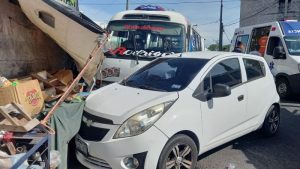 "Está vivo de milagro". Vendedor quedó atrapado luego que microbús chocara con carro