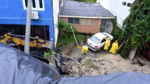 FOTOS: "Desde hace tres años pedimos la reparación del muro", residentes de Lomas de San Francisco afectados por derrumbe