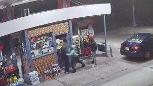 Trabajador en Nueva York es golpeado en robo de gasolinera