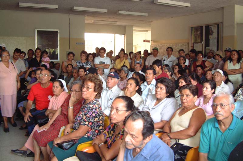 Aburrida espera de los usuarios del ISSS de Santa Ana, impacientes por la larga espera para recibir sus medicamentos. Foto Antolín Escoabar