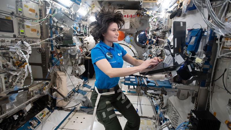 La astronauta italiana Samantha Cristoforetti, compañera de tripulación de Frank Rubio, muestra como se trabaja en una laptop en la Estación Espacial Internacional. Foto NASA