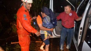 Evacúan a varias familias del caserío El Havillal, en Conchagua, por tormenta Julia