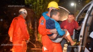 Evacuaciones en la franja costera durante madrugada del lunes tras intensas lluvias de tormenta Julia