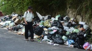 Gobierno quiere cárcel por botar basura pero calla ante auge de contaminación