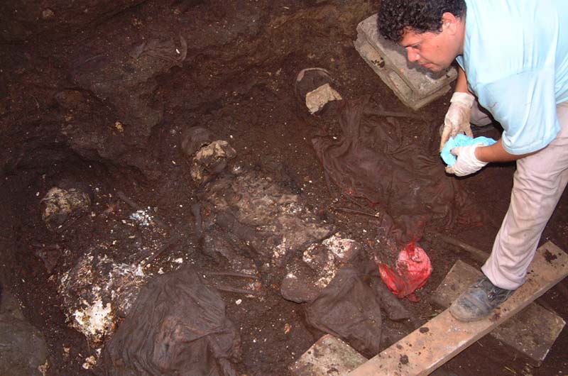 Los restos de dos mujeres y un hombre fueron descubiertos por las autoridades en una excavación de dos metros de profundidad en la residencial Villas de Barcelona en el barrio San Antonio de Chalchuapa en agosto 2002. Eran los cuerpos de tres ancianos secuestrados en 1998. Foto Antolín Escobar