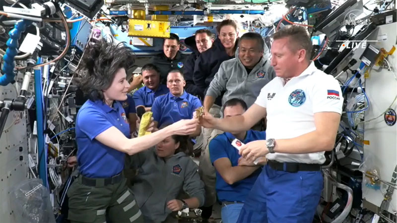 La astronauta Samantha Cristoforetti comparte una barra de chocolate con el ruso Sergey Prokopyev el 12 de octubre de 2022. Foto NASA