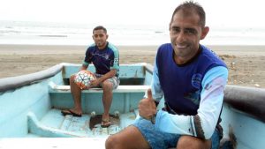Frank Velásquez y su hermano Homer comparten la pasión por el fútbol playa
