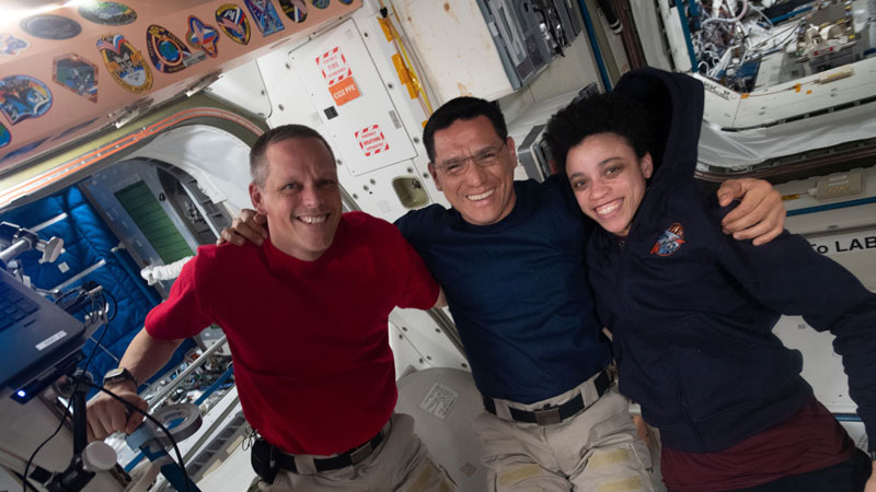Jessica Watkins, Bob Hines y Frank Rubio, miembros de la expedición 67, posan en la Estación Espacial Internacional.
