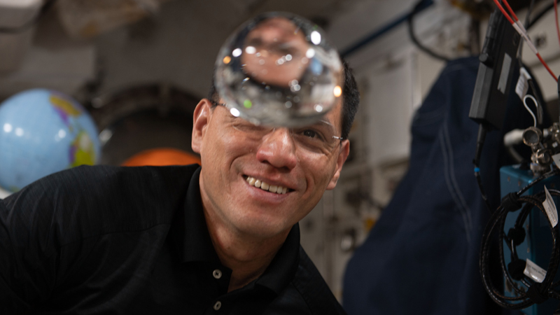 Frank Rubio fotografiado el 1 de octubre 2022 divirtiéndose con una bola de agua bajo los efectos de la falta de gravedad. Foto NASA