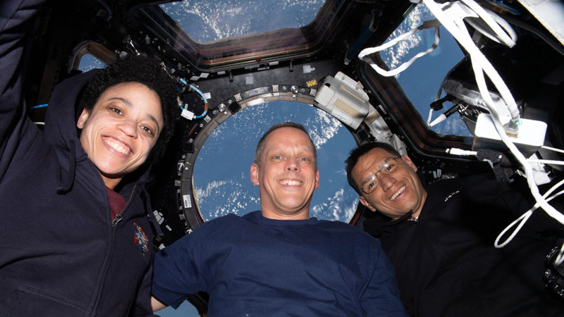 Jessica Watkins, Bob Hines y Frank Rubio, miembros de la expedición 67, posan en la cúpula de la Estación Espacial Internacional a la que llaman "La Ventana al Mundo." Foto NASA