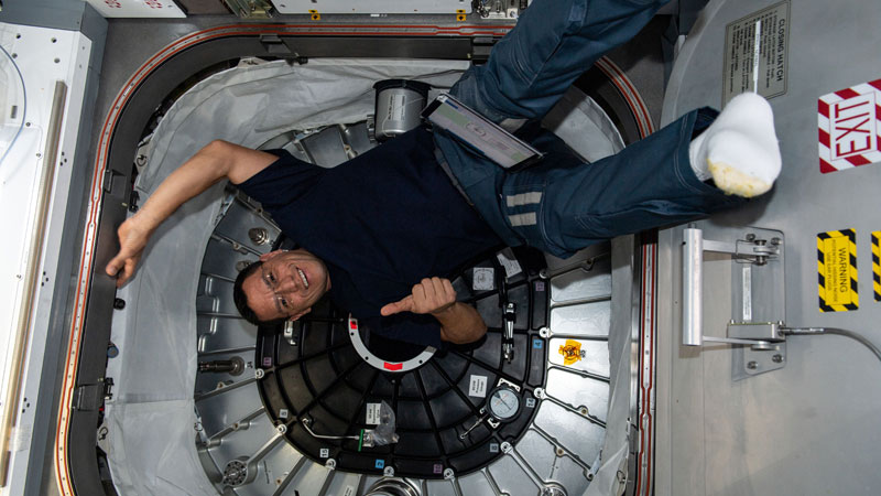 Foto del 17 de octubre del ingeniero de vuelo Frank Rubio posando frente a al Módulo Bigelow de Actividad Expandible. Foto NASA