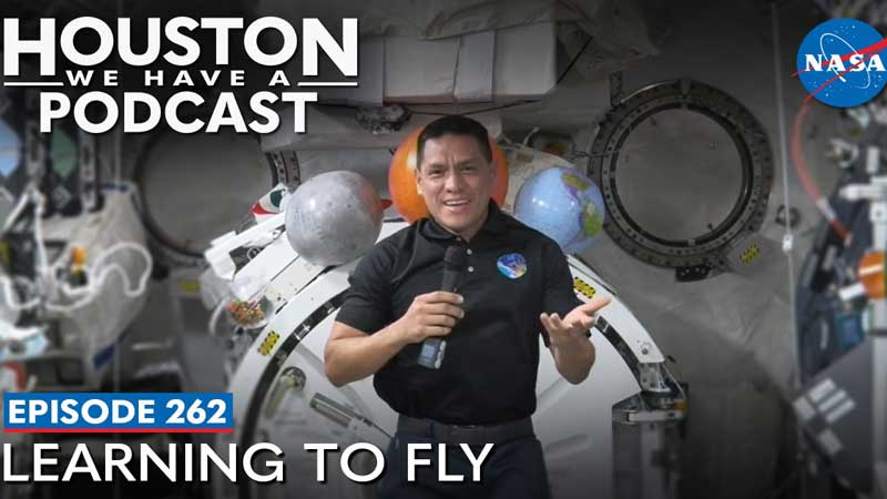 Frank Rubio en la presentación de un podcast de la NASA llamado "Aprendiendo a volar" donde él narra su experiencia de los primeros días en el espacio. Foto NASA