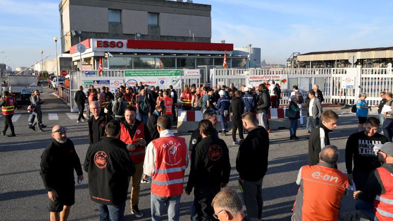 Les grèves en France laissent 70% des usagers sans essence