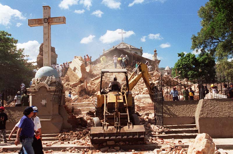 La iglesia El Calvario de Santa Ana en escombros después del terremoto del 13 de enero de 2001. La iglesia se volvió a levantar gracias a la colaboración de la comunidad. Foto Antolín Escobar