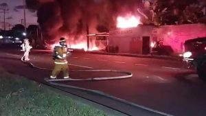 Incendio en Llantera paraliza tráfico hacia Acajutla
