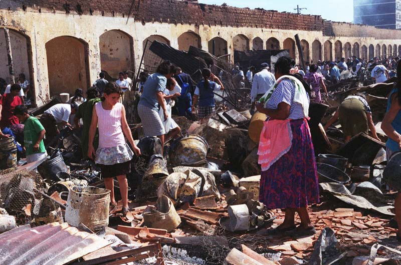 El 28 de octubre de 2000 se incendió por completo el Mercado de Santa Ana. Vendedoras buscaban entre los escombros algo que pudieran rescatar. 20 años después el mercado se volvió a quemar. Foto Antolín Escobar