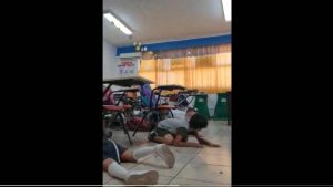 VIDEO: Niños intentan esconderse entre las mesas de un aula durante un tiroteo en Sonora, México