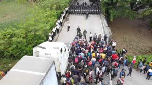 Ejército de Guatemala frenó a cientos de migrantes venezolanos disparándoles gas lacrimógeno