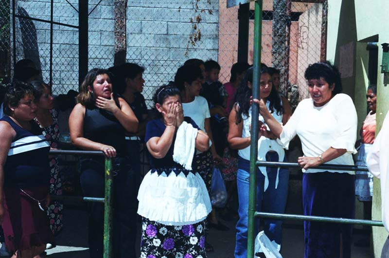 Mujeres angustiadas a las afueras del penal Apanteos donde hubo un amotinaron con un saldo de 50 heridos y 2 muertos en febrero de 2002. Foto Antolín Escobar