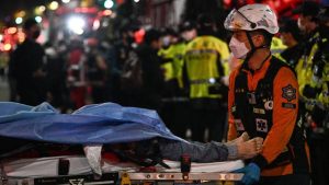 Una victima de la estampida de la fiesta de Halloween es llevada en una camilla para ser reconocida por la institución de Medicina Legal de Corea del Sur.