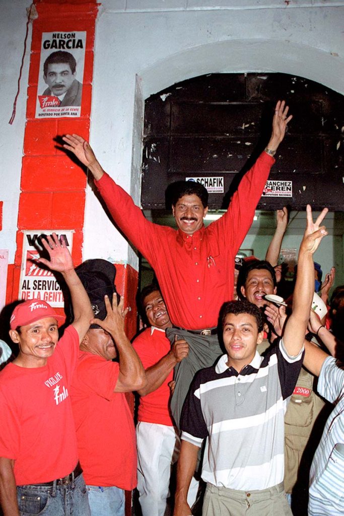 Orlando Mena, candidato del FMLN por la alcaldía de Santa Ana, es cargado al ganar las elecciones en marzo de 2000. Foto Antolín Escobar