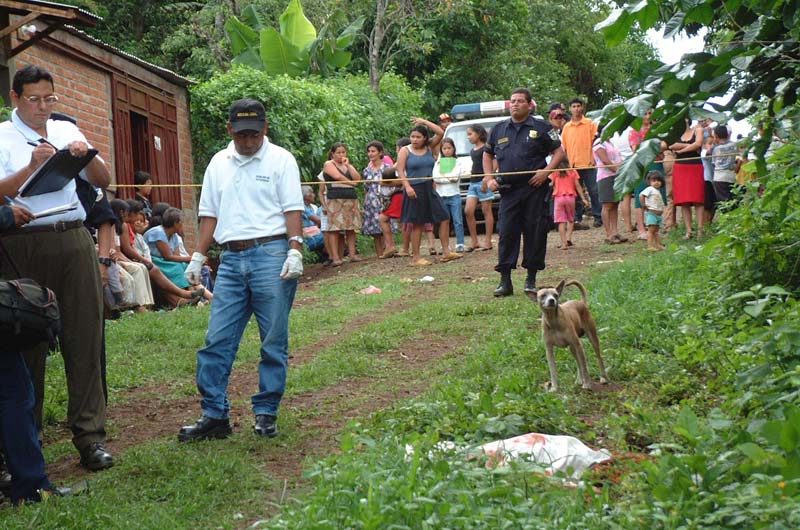 Ana Lizeth Chinchilla Aldana, de 7 años de edad, murió por el ataque de un perro pitbull en la lotificación San Isidro de Coatepeque el 20 de junio de 2003. Foto Antolín Escobar