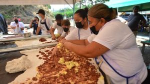 Olocuilta se prepara para superar su récord de la pupusa más grande del país