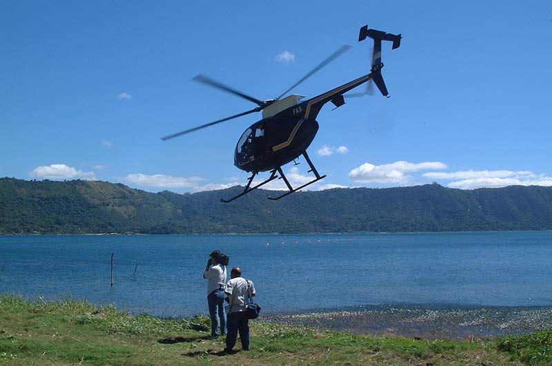 Un helicóptero en el lago de Coatepeque durante la búsqueda de dos remeros venezolanos desaparecidos mientras se preparaban para los XIX Juegos Centroamericanos y del Caribe realizados en El Salvador en el año 2002. Uno de ellos, Miguel Vargas, fue encontrado con vida, pero Alexis Cova jamás fue encontrado. Foto Antolín Escobar