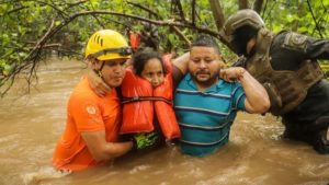 Paso de huracán Julia en El Salvador dejó  2,837 personas albergadas