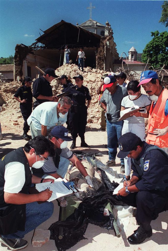 Rescate de un cadáver de una persona que murió al desplomarse la iglesia El Calvario de Santa Ana en durante el terremoto del 13 de enero de 2001.