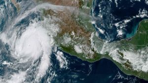 Huracán Roslyn amenaza costa de México