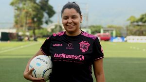 Santa Tecla FC Femenino tiene nuevo uniforme para la lucha contra el cáncer de mama