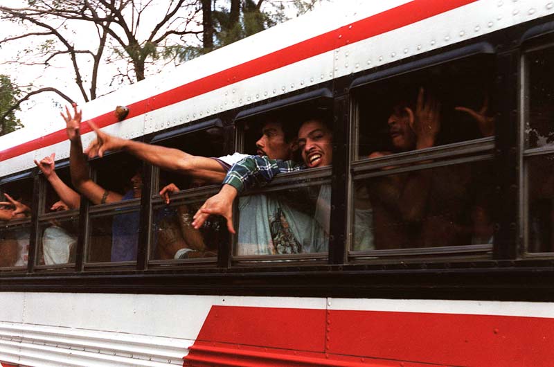 Pandilleros son trasladados en un bus después de fuertes disturbios en el penal de Apanteos, Santa Ana, en marzo 2001. Foto Antolín Escobar