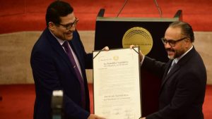 Jhosse Lora es nombrado "Hijo Meritísimo de El Salvador" por la Asamblea Legislativa