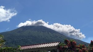 Habilitan tres albergues ante leves explosiones del volcán Chaparrastique