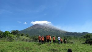 Cámara capta nuevas explosiones y emanación de gases en volcán de San Miguel
