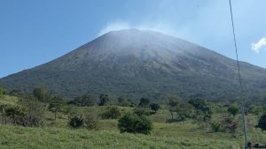 Techos de viviendas en San Jorge acumulan hasta un milímetro de ceniza del volcán Chaparrastique