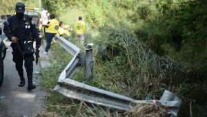 "Salió volando hasta allá abajo": Un muerto y una mujer lesionada en accidente de tránsito en carretera de Oro