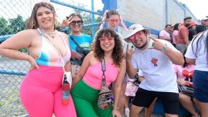 "Desde ayer en la noche estamos esperando a Bad Bunny". Largas colas para el concierto en El Salvador