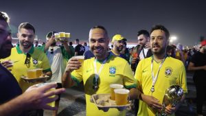 ¿Es excesivo el costo de la cerveza en el Mundial de Qatar?